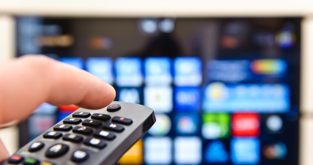 Co poza wyłączeniem, powinno się zrobić z telewizorem przed burzą? /123RF/PICSEL