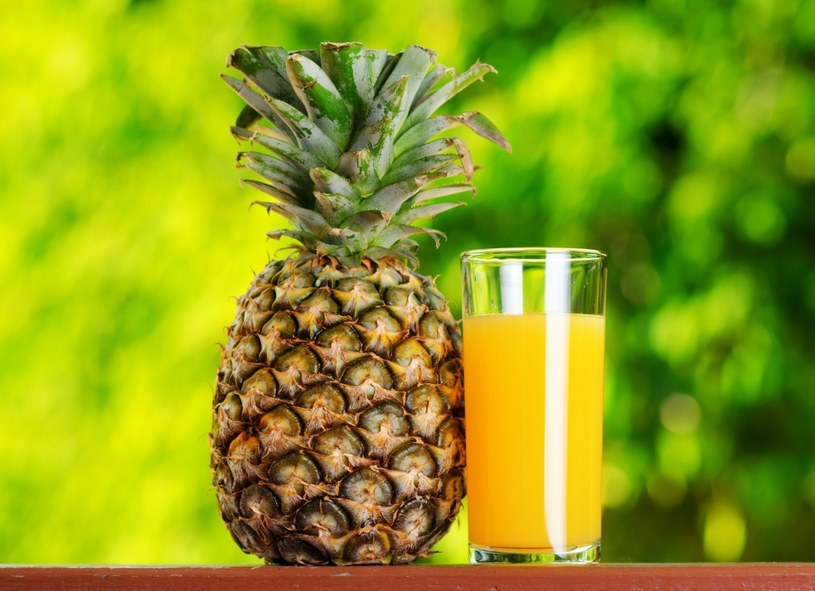Co prawda nie jest łatwo wycisnąć sok z ananasa, ale warto spróbować /123RF/PICSEL