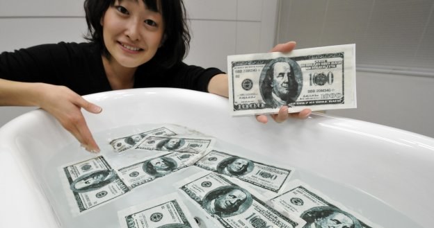 Co robi Fed? Szuka kolejnych banknotów na opał... /AFP