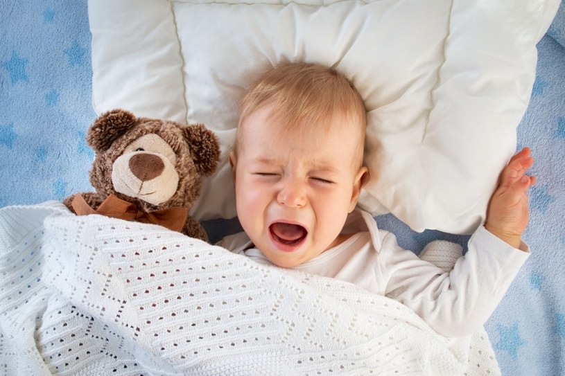 Co robić, gdy dziecko dostało gorączki lub zaczęło wymiotować? /123RF/PICSEL