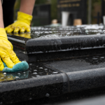 Co roku myje nagrobki tylko tym. Błyszczą niczym po profesjonalnym czyszczeniu