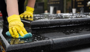 Co roku myje nagrobki tylko tym. Błyszczą niczym po profesjonalnym czyszczeniu 