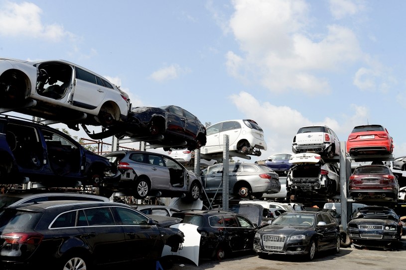 Co roku na złom w Polsce trafia pół miliona tona samochodowego złomu /Getty Images