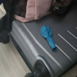 Co roku pakuję balon do walizki. Ten trik rozwiązuje aż dwa problemy