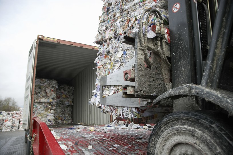 Co roku Polska eksportuje z innych krajów setki tysięcy ton odpadów. Najwięcej śmieci przyjeżdża do nas z Niemiec /Getty Images