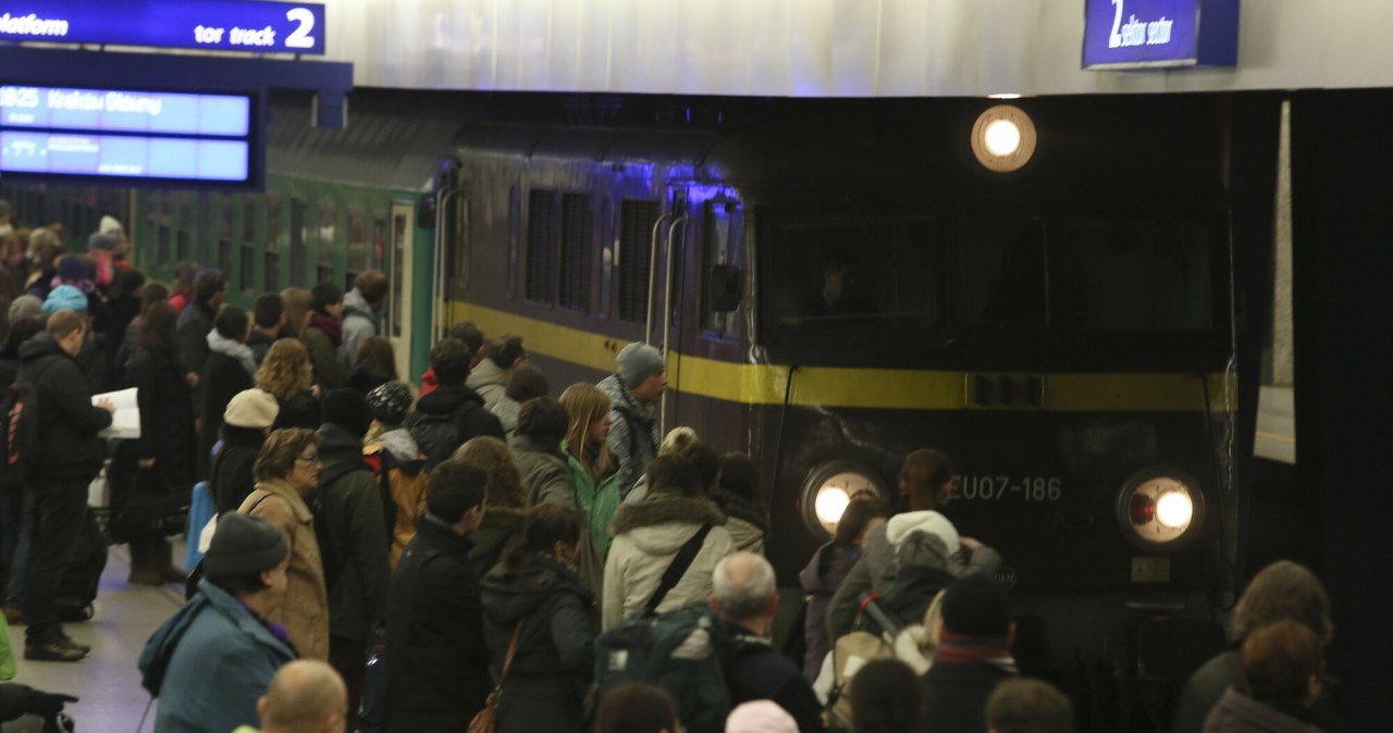 Co roku przed Wszystkimi Świętymi na największych polskich dworcach są tłumy podróżnych /Sebastian Lutek /East News