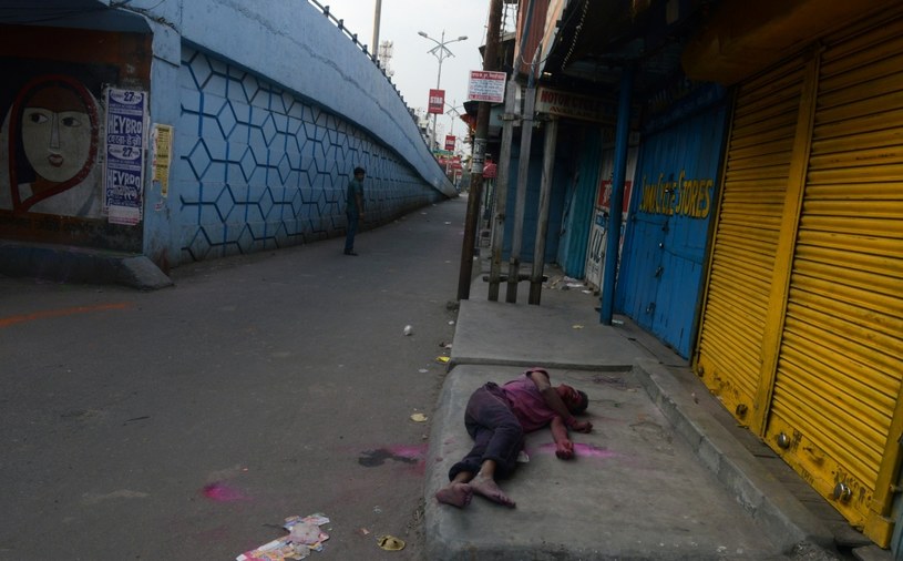 Co roku w Indiach dochodzi do setek śmiertelnych zatruć tanim alkoholem /DIPTENDU DUTTA /AFP