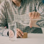 Co seniorzy powinni pić podczas upałów? Nie tylko woda jest ważna 