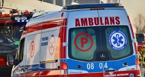 Co się stało w Gdańsku? Mężczyzna z raną nogi na przystanku