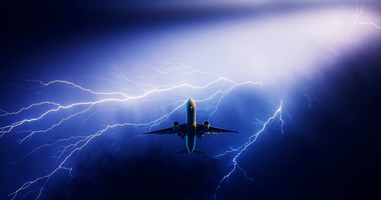 Co się stanie, kiedy piorun uderzy w samolot? /123RF/PICSEL