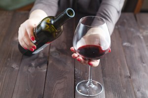 Co się stanie z twoim ciałem, jeśli codziennie do kolacji wypijesz jeden kieliszek wina?