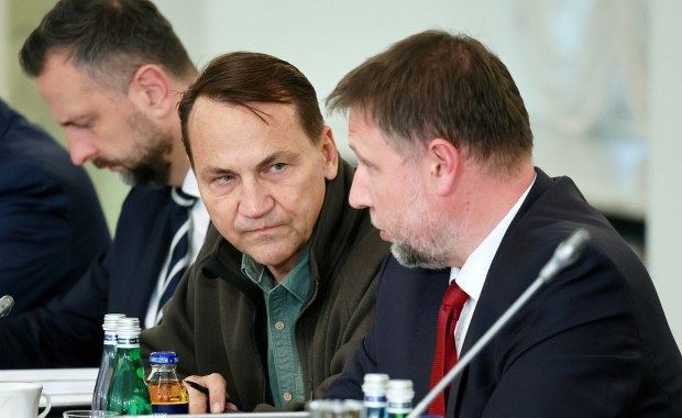 Co Sikorski ma na kurtce? Wicepremier wyjaśnia Telusowi