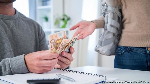 Co siódma badana osoba trzyma przed partnerem swoje oszczędności w tajemnicy /Deutsche Welle