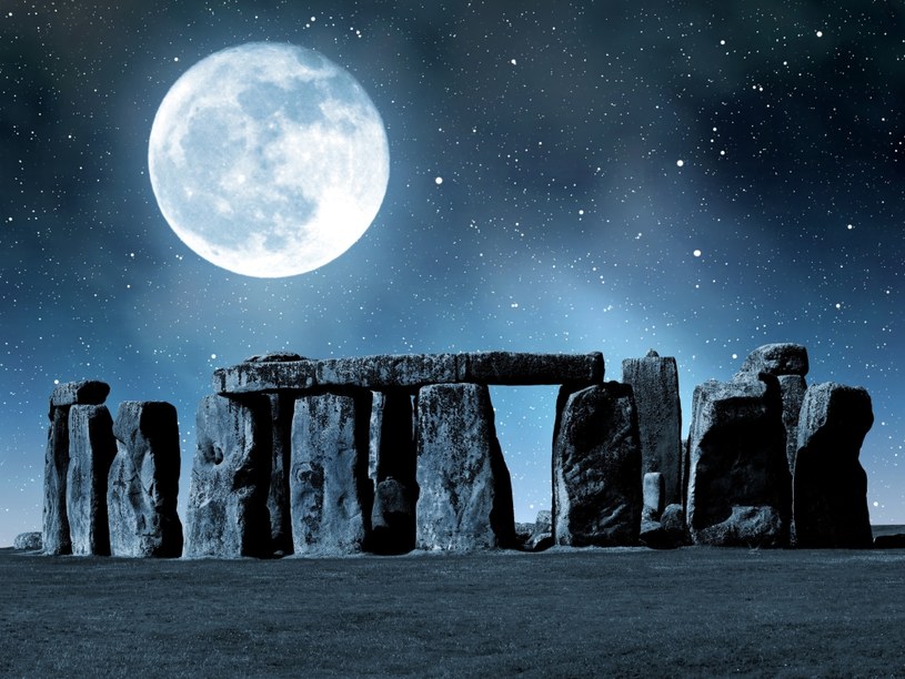 Co skłoniło dawnych ludzi do wzniesienia Stonehenge i innych niezwykłych konstrukcji? /123RF/PICSEL