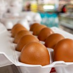 Co sprawdza kasjer, otwierając opakowanie jajek? Odpowiedź jest zaskakująca