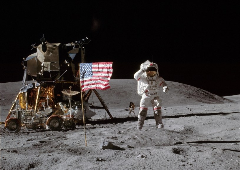 Co stało się z flagami pozostawionymi na Księżycu? Czy nadal tam są?
