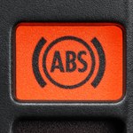 ​Co to jest ABS i jak hamować, gdy włączy się w aucie na śliskiej drodze?