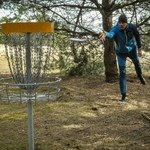 Co to jest disc golf? Ten sport zdobywa w Polsce popularność