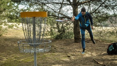 Co to jest disc golf? Ten sport zdobywa w Polsce popularność