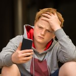 Co trzeci nastolatek korzysta ze smartfona po północy