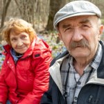 Co trzeci senior dostaje gotówkę zamiast przelewu. "Dostrzegamy ułomność tego rozwiązania"