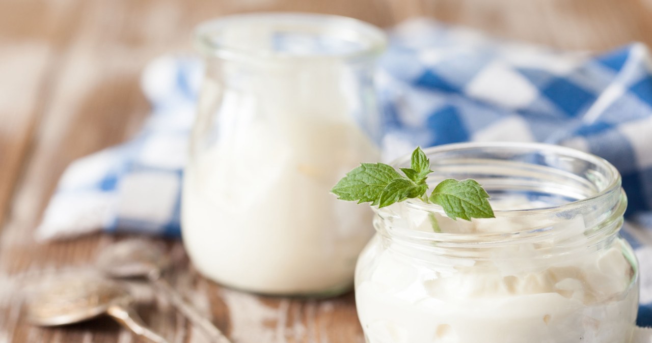 Co warto dodać do kefiru, aby jeszcze lepiej wpłynął na nasz organizm? /123RF/PICSEL