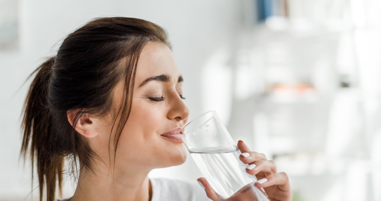 Co warto pić o poranku, aby zadbać o wątrobę? /123RF/PICSEL