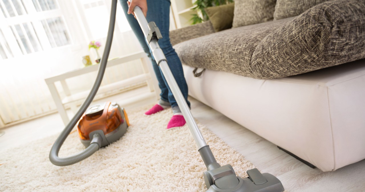 Co warto włożyć do odkurzacza. Poznaj ten domowy sposób /123RF/PICSEL