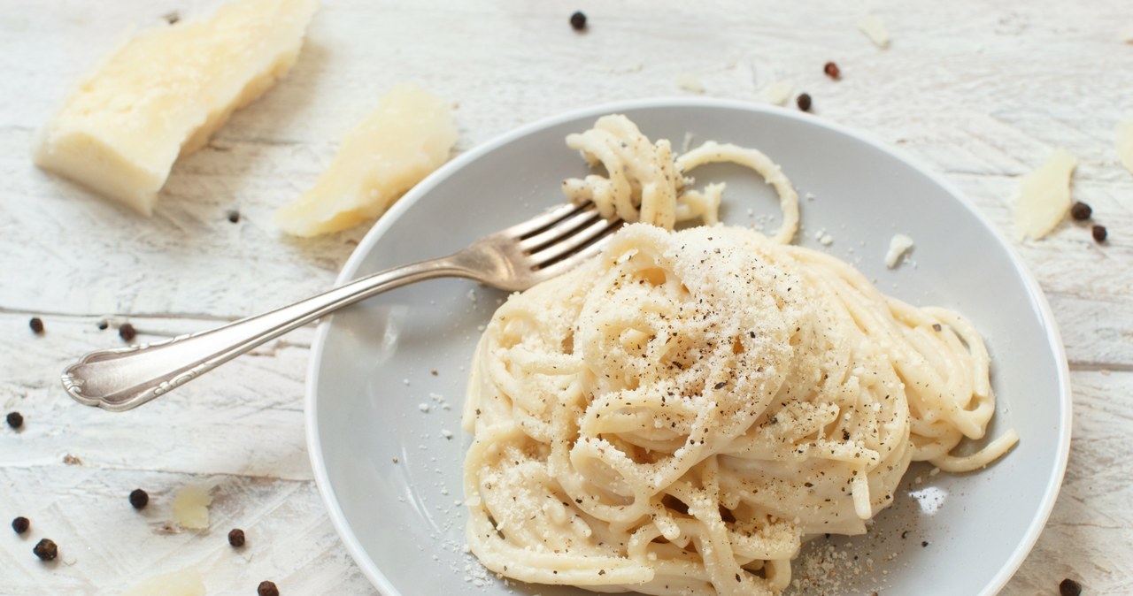 Co warto zjeść w Rzymie? Z pewnością Cacio e pepe, którego fenomen tkwi w prostocie i wyjątkowym serze /123RF/PICSEL