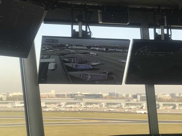 Co widzą na swoich ekranach kontrolerzy ruchu lotniczego w wieży kontroli lotniska? Między innymi samoloty, które za kilka chwil będą wzbijać się w powietrze. /Fot. Michał Dobrołowicz /RMF FM