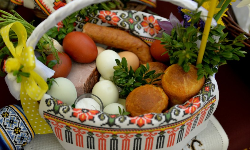 Co włożyć do wielkanocnego koszyka? Lista najważniejszych produktów