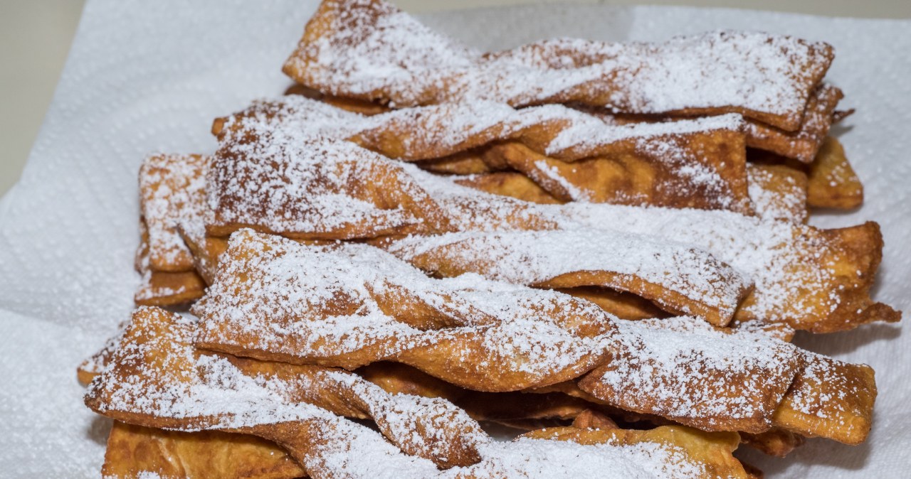 Co wrzucić do oleju, aby faworki się nie przypaliły? /123RF/PICSEL