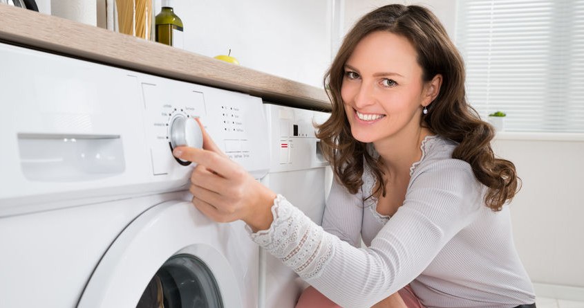 Co wrzucić do pralki, żeby przywrócić ubraniom śnieżnobiały kolor? /123RF/PICSEL