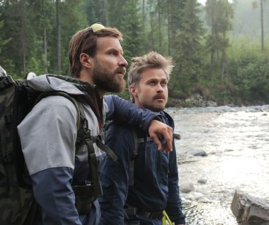 Co wybiorą? Lojalność czy pieniądze? Przyjaźń czy miłość? Prawdę czy kłamstwo? Własne czy cudze szczęście? Każdy wybór dla bohaterów komedii "Po prostu przyjaźń" oznacza tarapaty. Kto pomoże im się z nich wydobyć? Wiadomo: przyjaciele. Bo przyjaźń, jak żadna inna inwestycja, zawsze się opłaca. 