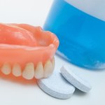 Co wyczyścisz tabletkami do mycia protez zębowych?