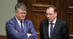 Co z mandatami Kamińskiego i Wąsika? Duda napisał do Hołowni 