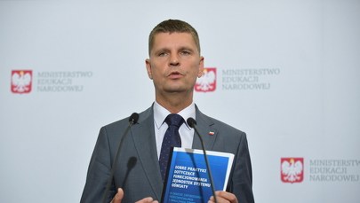 Co z obowiązkiem noszenia maseczek w szkołach? Stanowisko szefa MEN