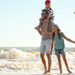 Co zabrać ze sobą na plażę? Praktyczna lista, która ułatwi Ci pakowanie!