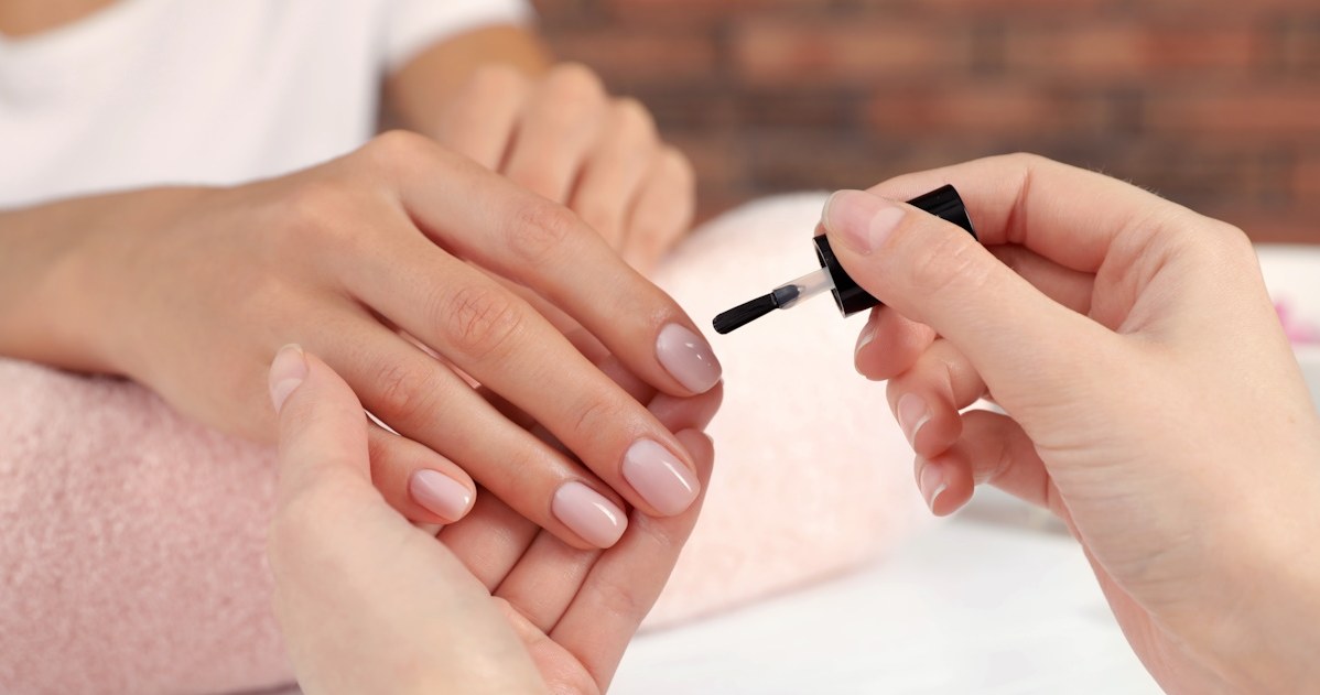 Co zamiast hybrydy na paznokcie? Manicure quiet luxury to ponadczasowa i subteltna alternatywa. /123RF/PICSEL