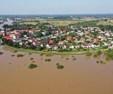 Co zawiera specustawa powodziowa? Dodatkowe wolne w pracy i zawieszenie egzekucji długów