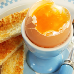 Co zdrowsze: jajko na miękko czy na twardo? Ile jajek możesz zjeść w tygodniu?