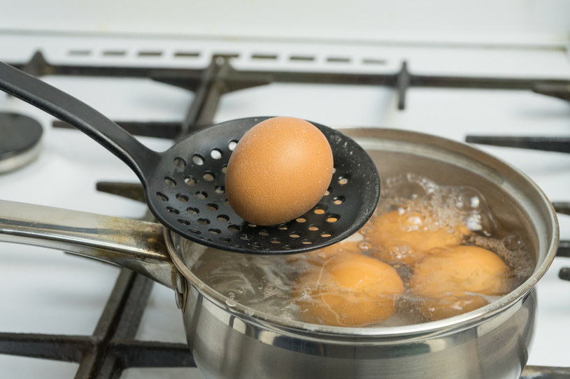 Co zrobić, aby jajka nie pękały w trakcie gotowania? /123RF/PICSEL