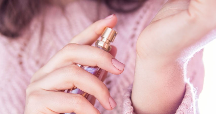 Co zrobić, aby przedłużyć utrzymujący się na skórze zapach perfum? /123RF/PICSEL