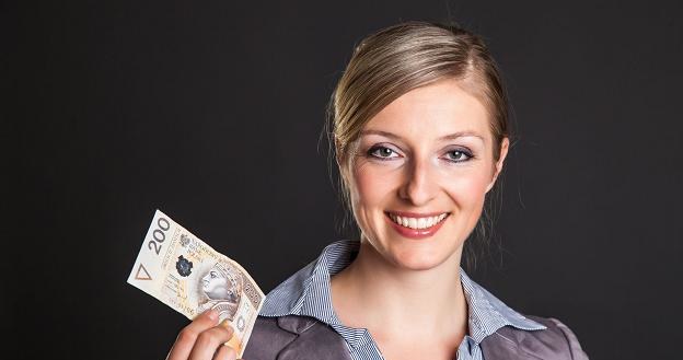 Co zrobić, aby przy każdej wypłacie nie tracić 300 zł? /123RF/PICSEL