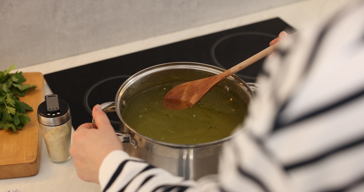 Co zrobić, by pozbyć się nadmiaru soli z rosołu? /123RF/PICSEL