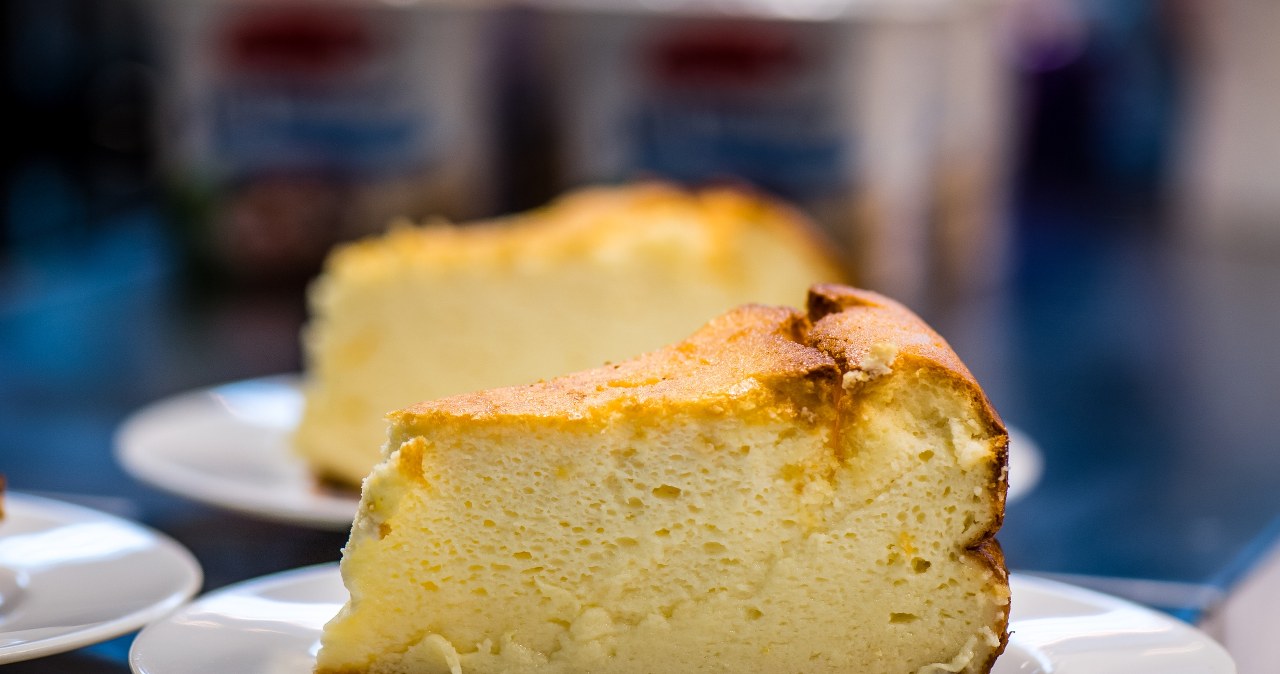 Co zrobić, by sernik nie rozpadał się podczas krojenia? /123RF/PICSEL