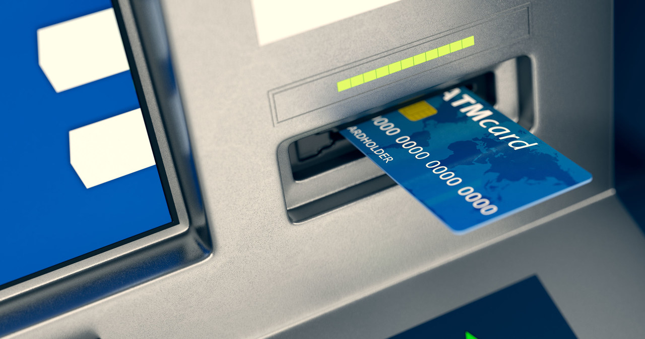 Co zrobić, gdy bankomat zatrzyma kartę? /123RF/PICSEL