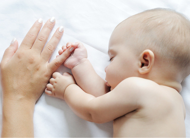 Co zrobić, gdy niemowlę nie chce spać? Sprawdź kilka prostych sposobów! /123RF/PICSEL