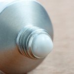 Co zrobić, gdy usta pękają w kącikach? Prosty sposób z apteczki