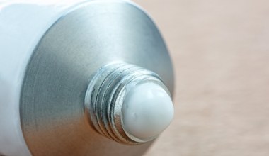 Co zrobić, gdy usta pękają w kącikach? Prosty sposób z apteczki